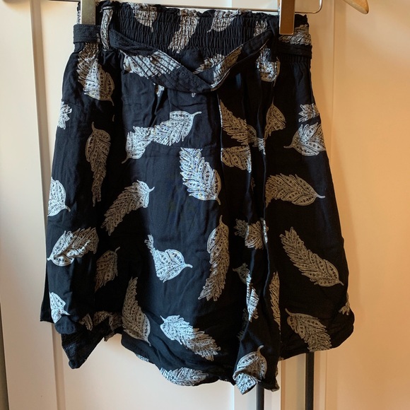 Skirt with tie detailing - Picture 2 of 2